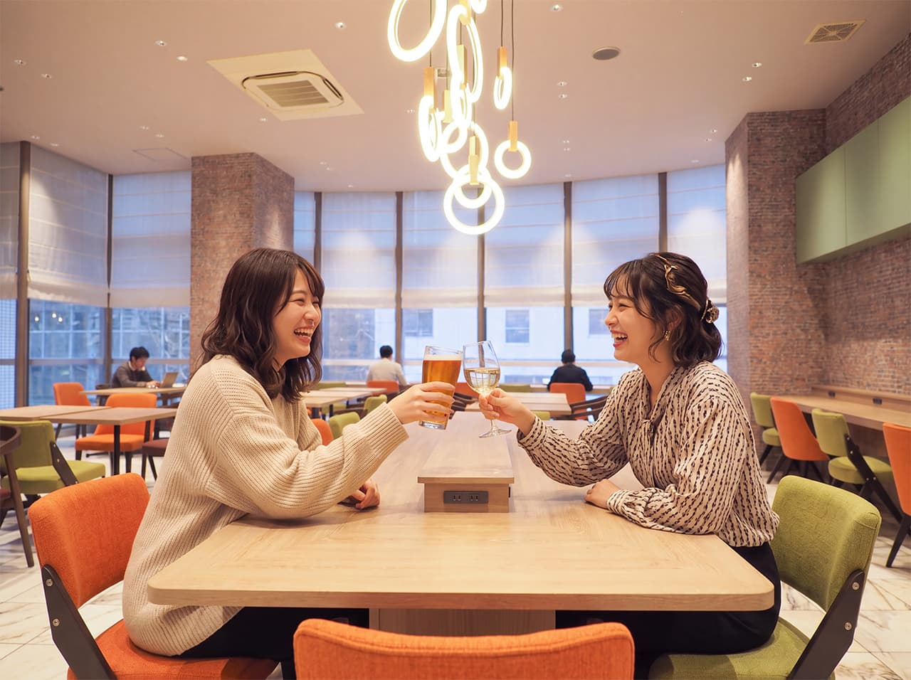 ラウンジで乾杯する女性